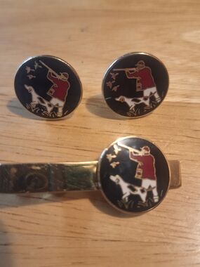 Classic Hunting Cufflinks and Tie Clip Set in Black & Red